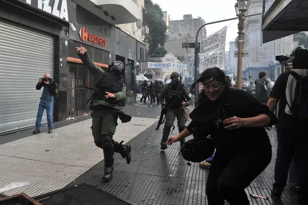 Violencia frente al Congreso en Argentina: bombas molotov, dos autos incendiados, enfrentamientos y 27 detenidos