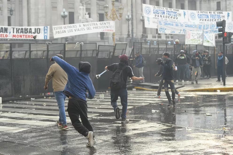 Violencia frente al Congreso en Argentina: bombas molotov, dos autos incendiados, enfrentamientos y 27 detenidos