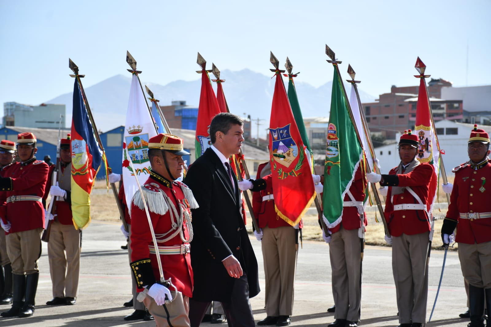 Presidente paraguayo ya está en  Bolivia, se reunirá con Arce y empresarios