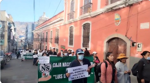 Maestros y trabajadores en salud protagonizaron ruidosa marcha contra alza de alimentos y el rechazo a la jubilación forzosa