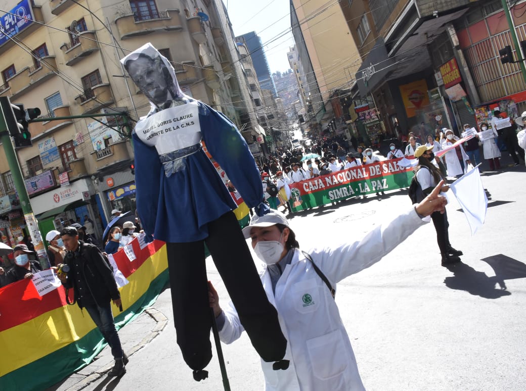 Maestros y trabajadores en salud protagonizaron ruidosa marcha contra alza de alimentos y el rechazo a la jubilación forzosa