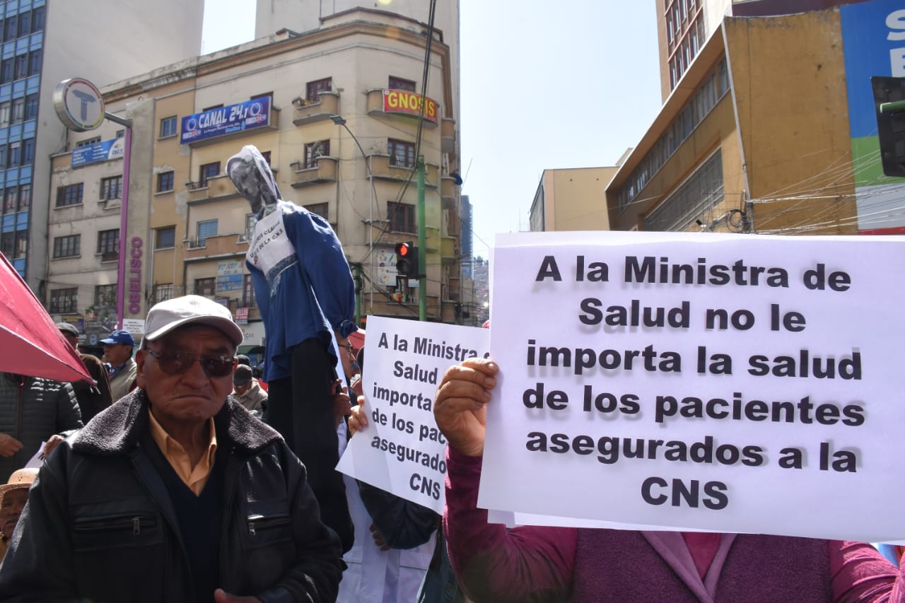 Maestros y trabajadores en salud protagonizaron ruidosa marcha contra alza de alimentos y el rechazo a la jubilación forzosa