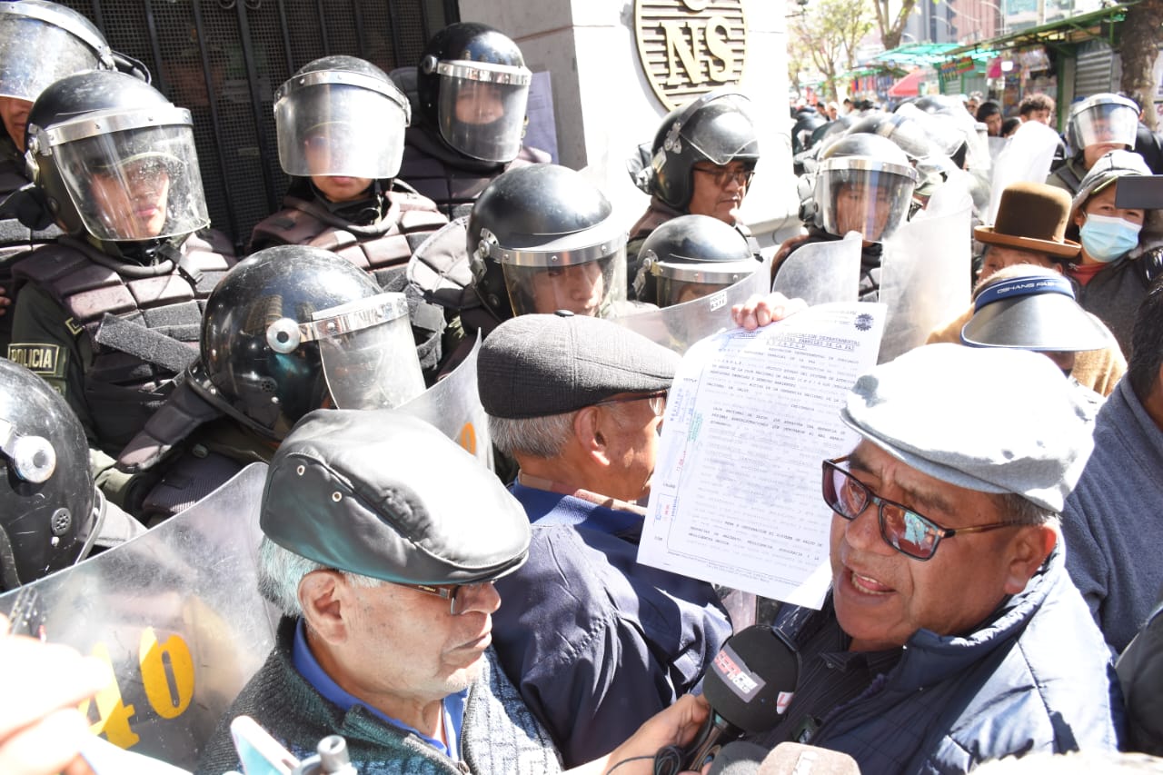 Maestros y trabajadores en salud protagonizaron ruidosa marcha contra alza de alimentos y el rechazo a la jubilación forzosa