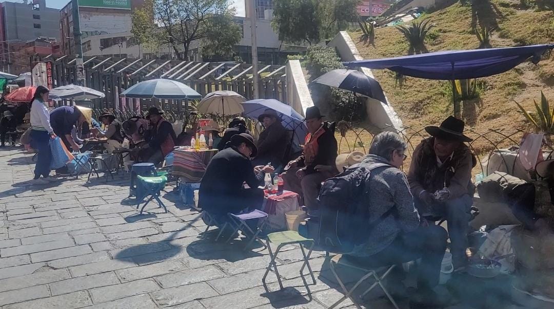 Plazas de San Francisco y San Pedro se llenan de lectores de la suerte después de la noche de San Juan