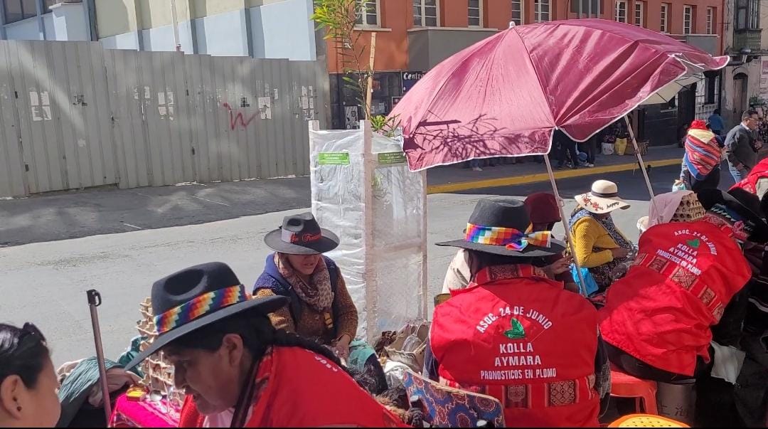 Plazas de San Francisco y San Pedro se llenan de lectores de la suerte después de la noche de San Juan