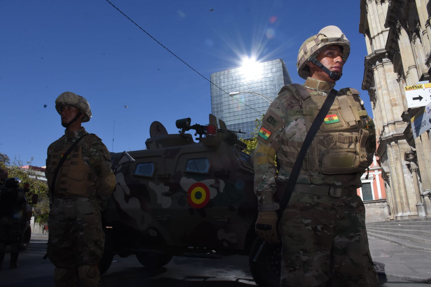 Militares camuflados con cascos de guerra y armados, además de tanquetas llegan a plaza Murillo