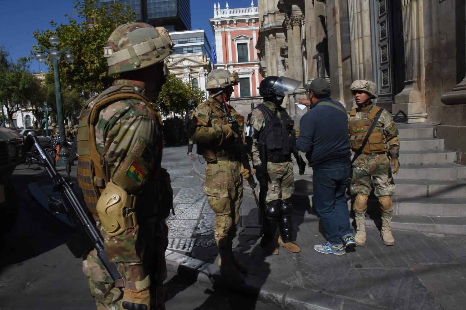 Militares camuflados con cascos de guerra y armados, además de tanquetas llegan a plaza Murillo