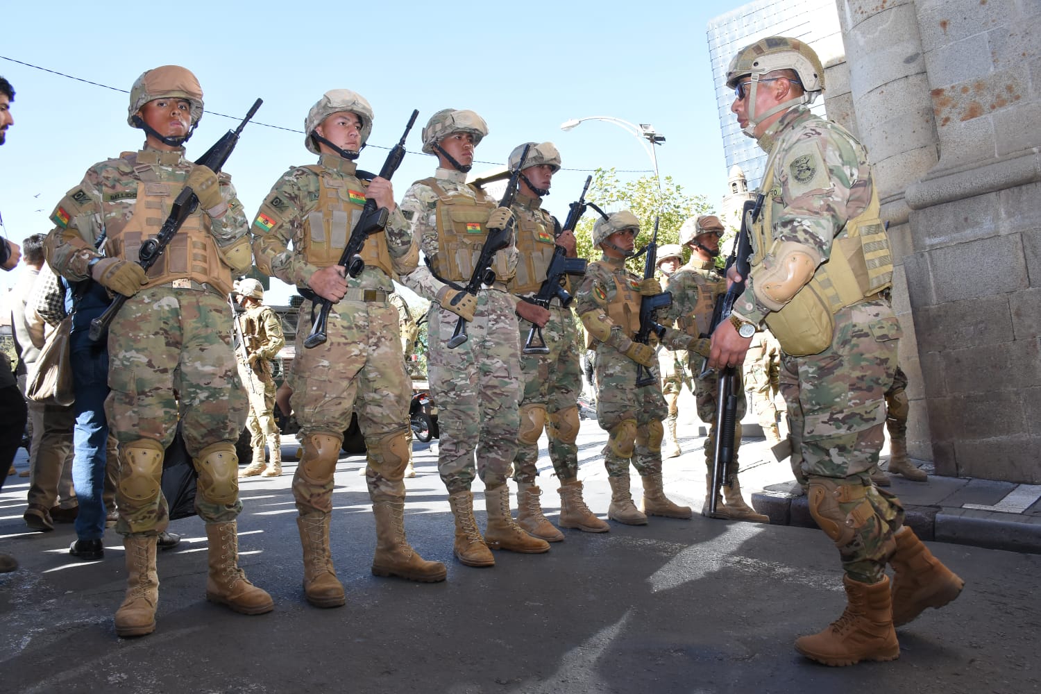 Militares camuflados con cascos de guerra y armados, además de tanquetas llegan a plaza Murillo