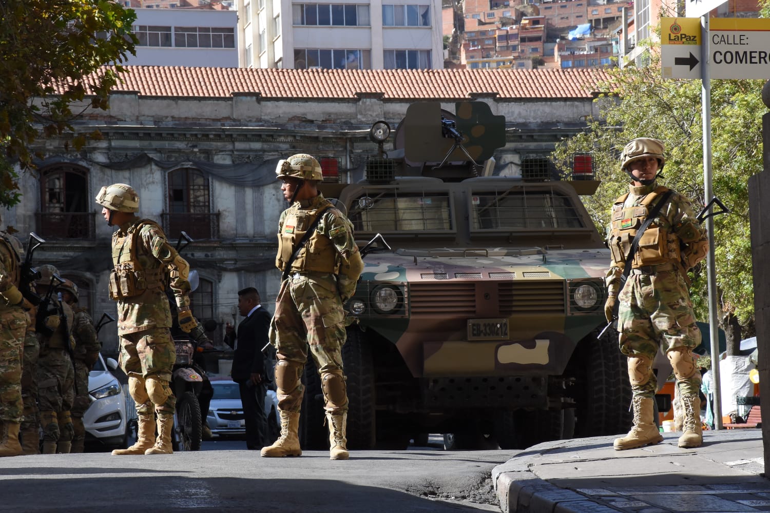 Militares camuflados con cascos de guerra y armados, además de tanquetas llegan a plaza Murillo