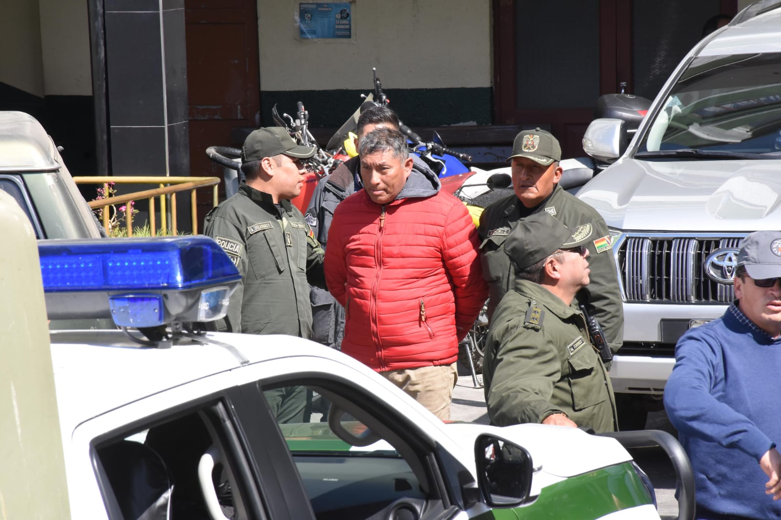 Con fuerte resguardo policial, trasladan a Zúñiga y a otros dos excomandantes al penal de Chonchocoro