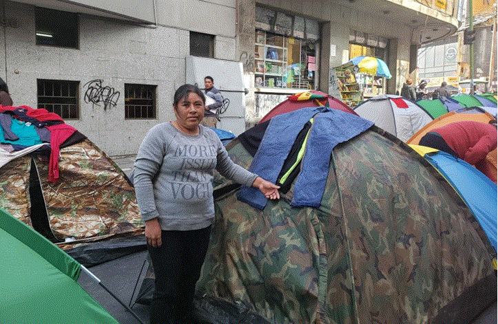 Mineros, esposas e hijos de San Cristóbal acampan 16 días en la calle, piden pago de dominicales de 12 años