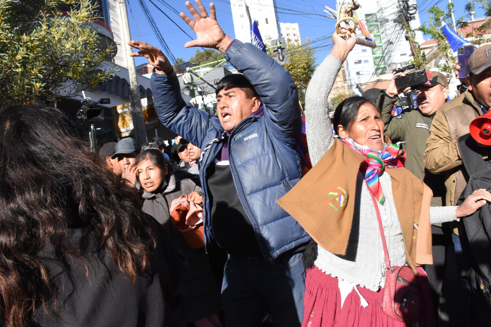 Se reportan amagues de enfrentamiento  entre evistas y arcistas previo al encuentro de partidos en el TSE