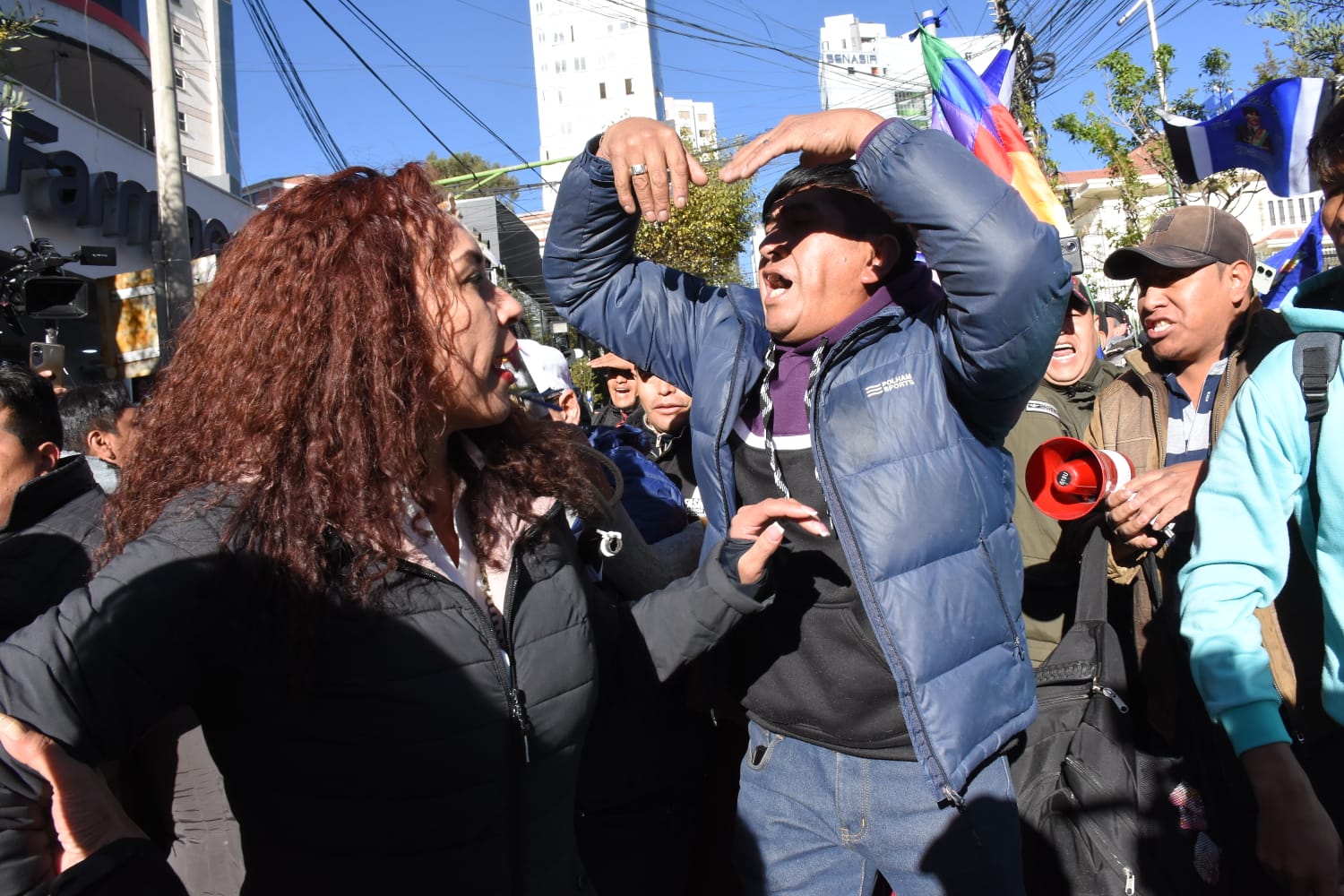 Se reportan amagues de enfrentamiento  entre evistas y arcistas previo al encuentro de partidos en el TSE