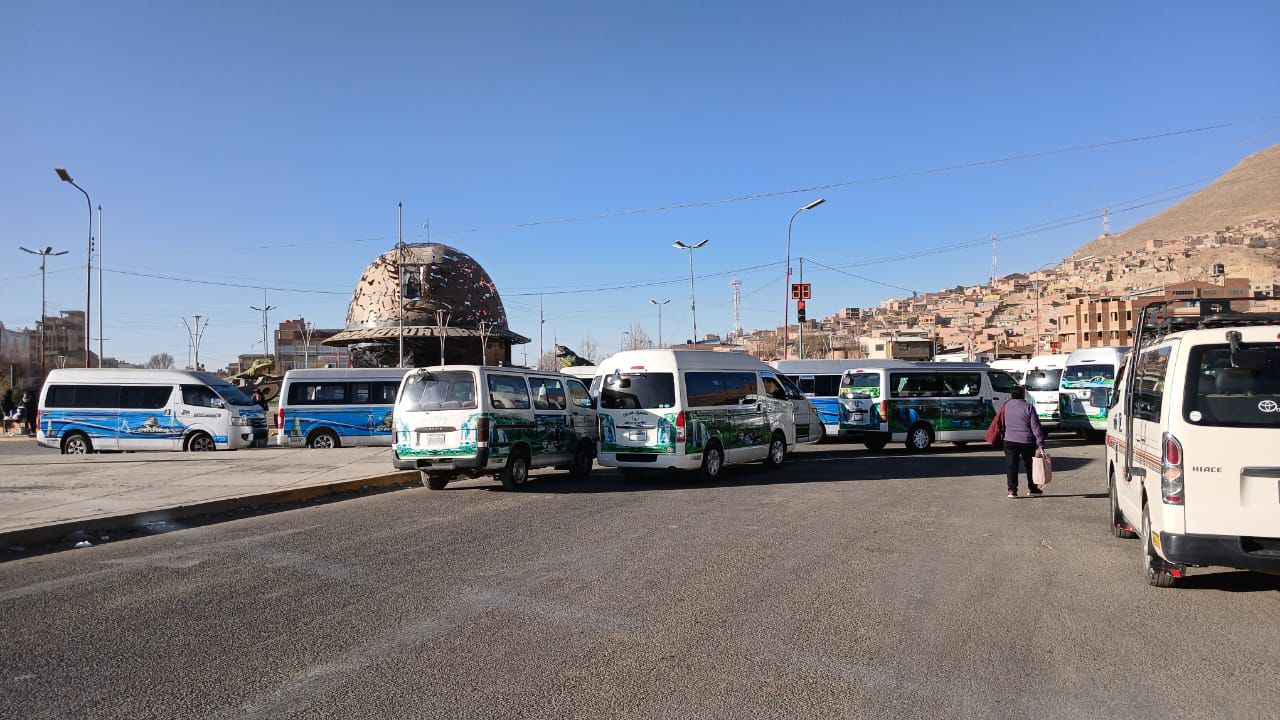 Bloqueo de choferes en Oruro afecta a varias zonas de la ciudad y obliga a suspender las salidas de buses