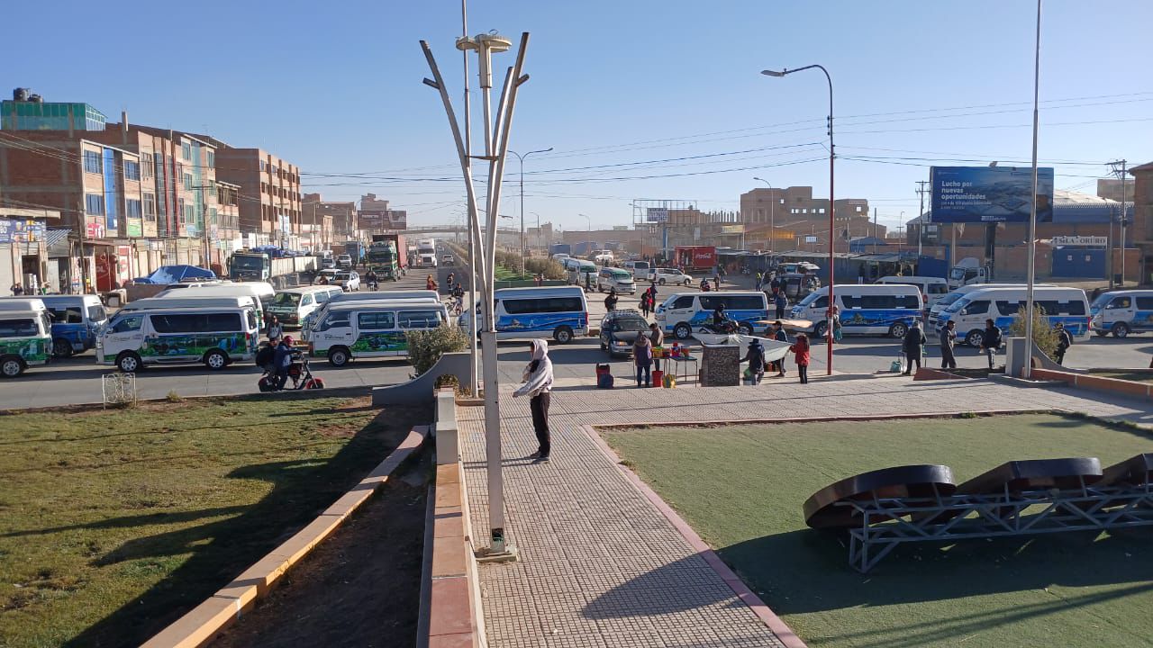 Bloqueo de choferes en Oruro afecta a varias zonas de la ciudad y obliga a suspender las salidas de buses