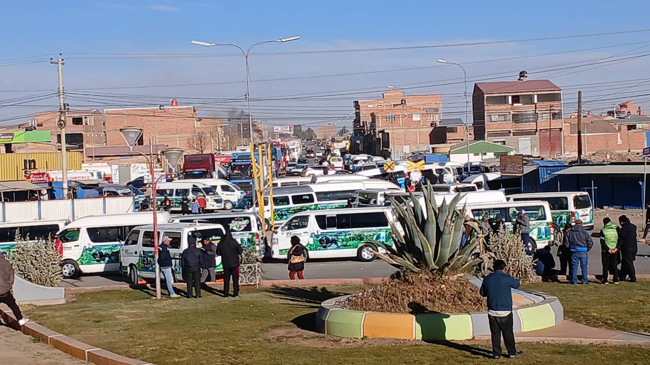 Bloqueo de choferes en Oruro afecta a varias zonas de la ciudad y obliga a suspender las salidas de buses