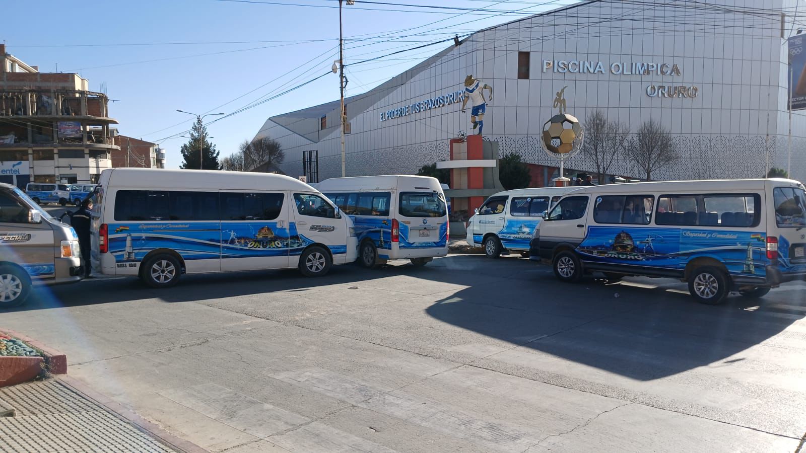 Bloqueo de choferes en Oruro afecta a varias zonas de la ciudad y obliga a suspender las salidas de buses