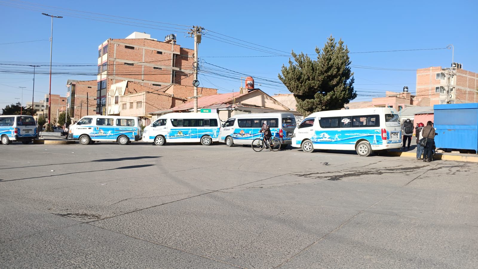 Bloqueo de choferes en Oruro afecta a varias zonas de la ciudad y obliga a suspender las salidas de buses