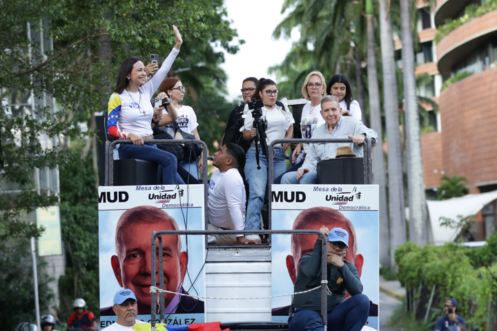 ¿Qué dijeron González Urrutia y Maduro en el cierre de sus campañas?