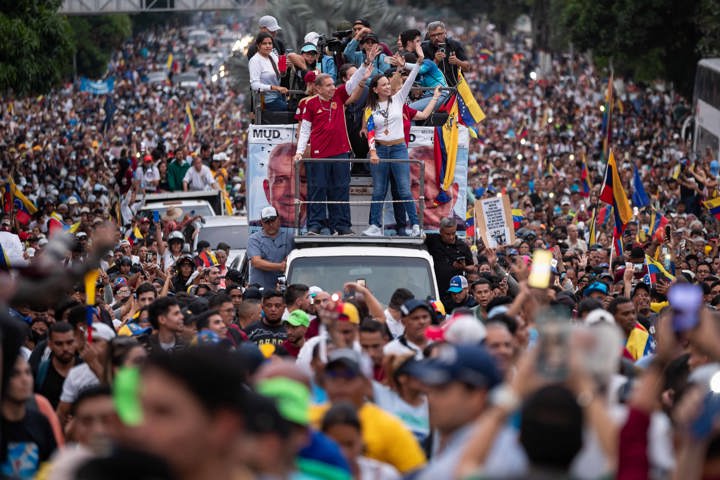 ¿Qué dijeron González Urrutia y Maduro en el cierre de sus campañas?