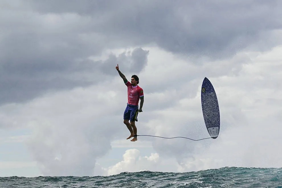 París 2024: el surf entrega una puntuación casi perfecta y una foto icónica