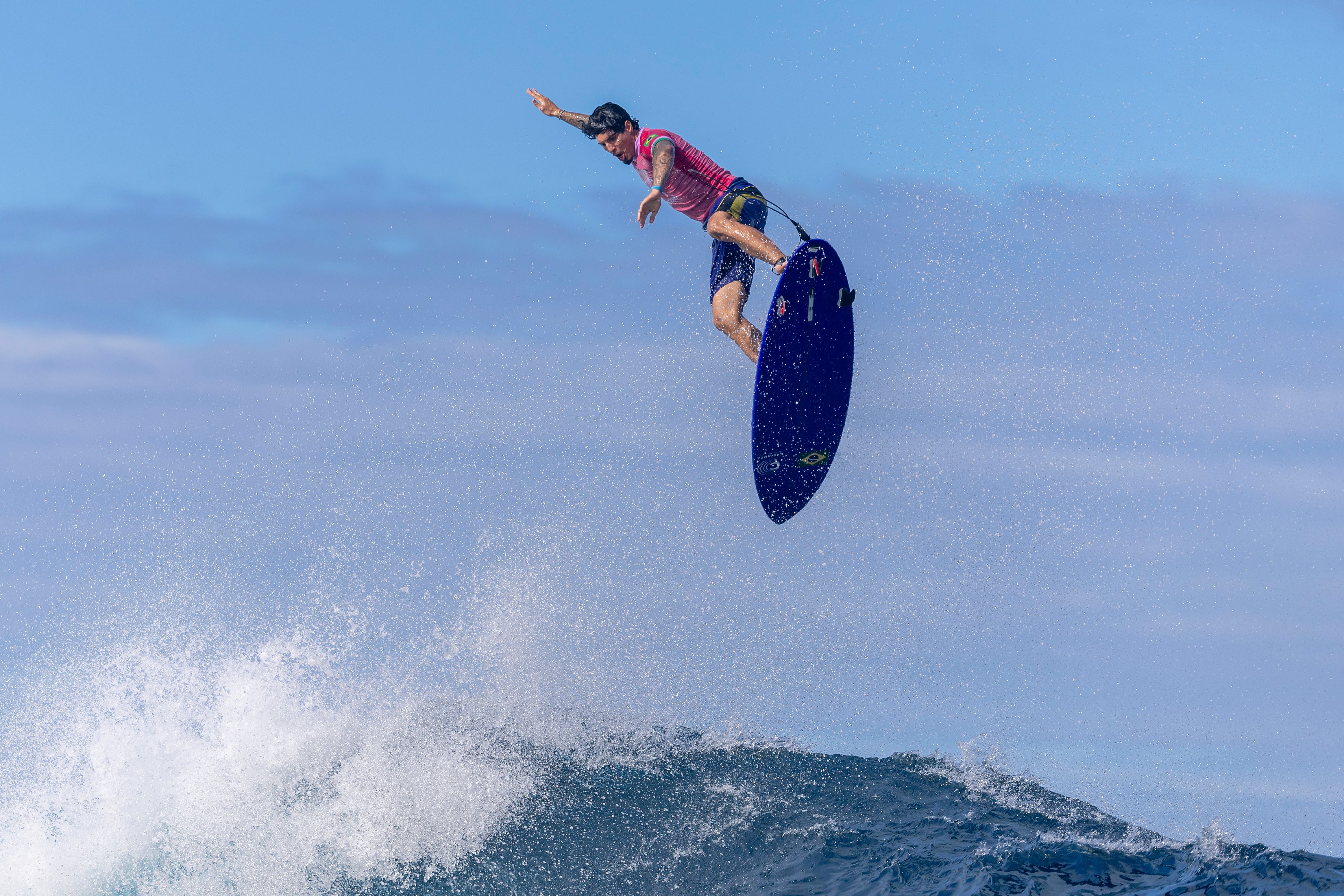 París 2024: el surf entrega una puntuación casi perfecta y una foto icónica