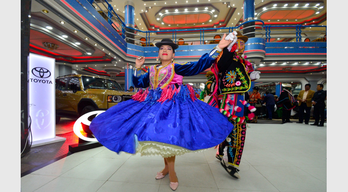 Toyosa reconoció la gran trayectoria folklórica y el aporte a la cultura boliviana de asociaciones y fraternidades de La Paz y el Alto