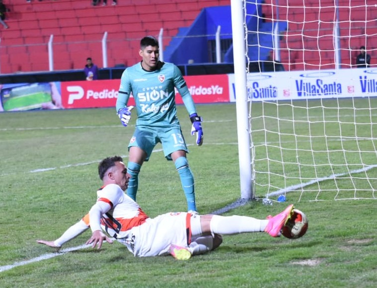 Con goles en el primer tiempo Nacional derrota a Royal Pari en Potosí