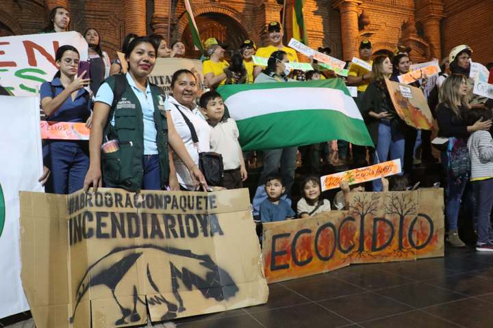 Activistas de Santa Cruz claman “no más incendios forestales”