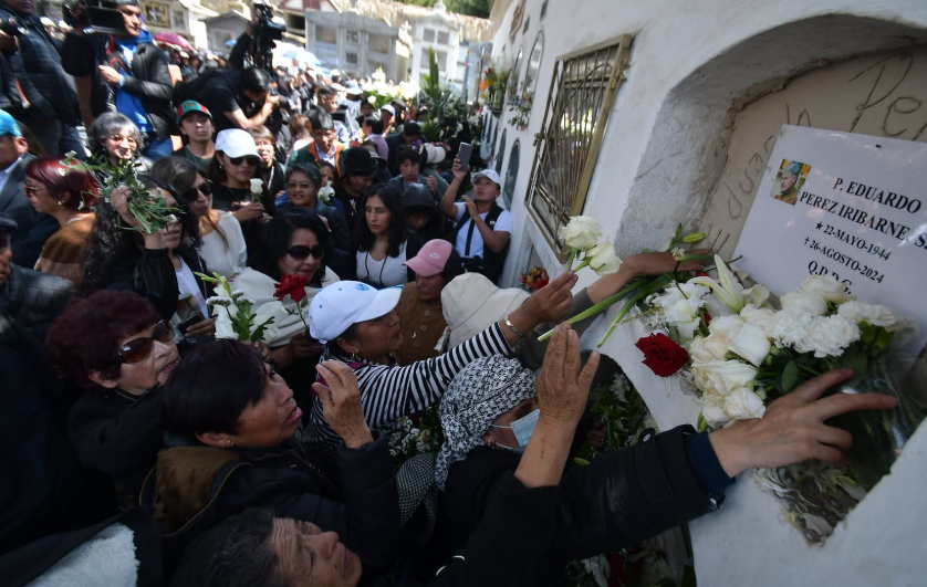 Dan el último adiós al padre Eduardo Pérez; sus restos reposan en el Cementerio General 