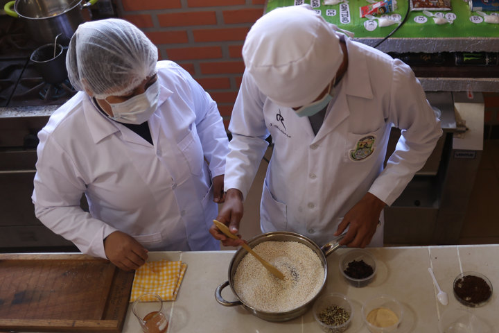 Guaraníes y estudiantes transforman frutos silvestres de los bosques del Chaco boliviano