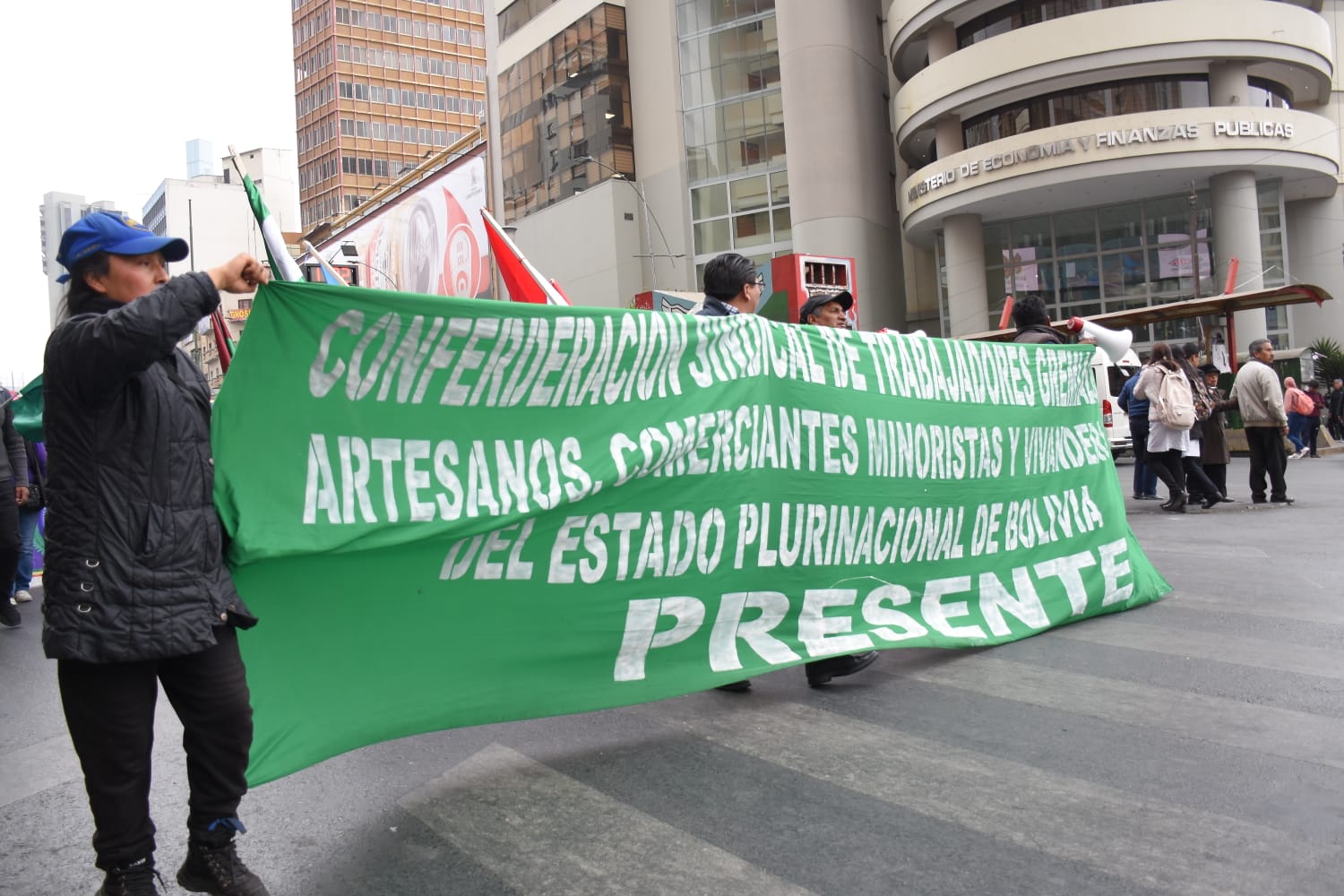 Protestas de al menos siete sectores por la falta de dólares y la crisis económica toman el centro paceño