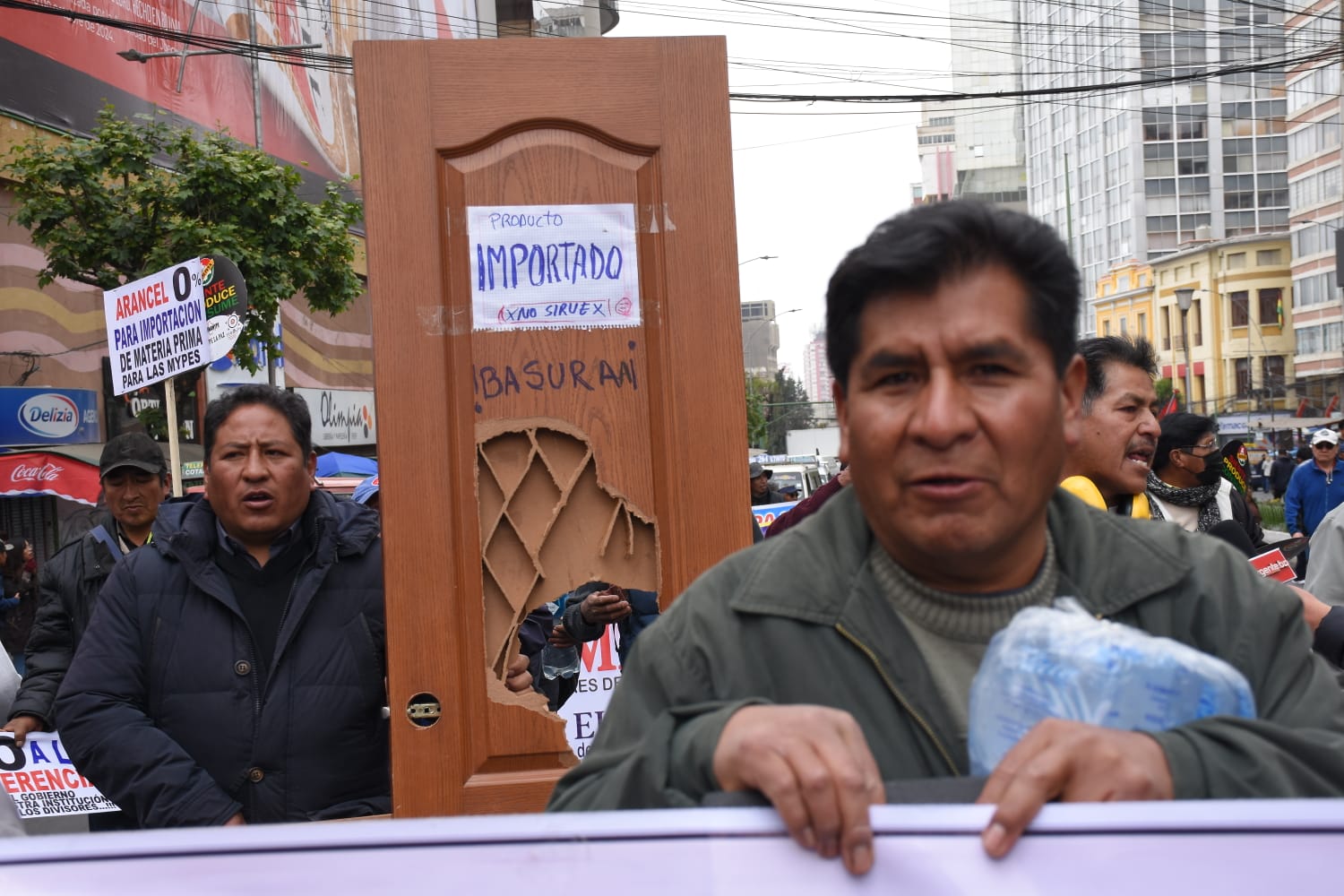 Protestas de al menos siete sectores por la falta de dólares y la crisis económica toman el centro paceño