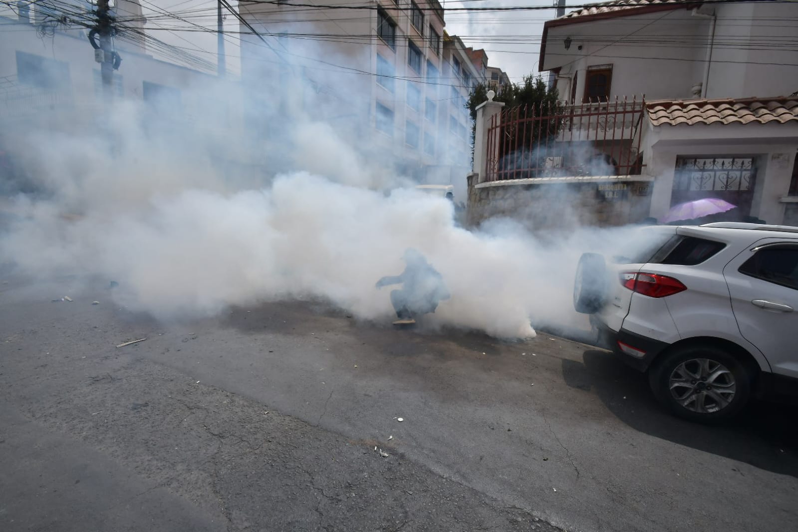 Ponchos rojos marchan por el centro paceño e intentan tomar sede, la Policía los gasifica 