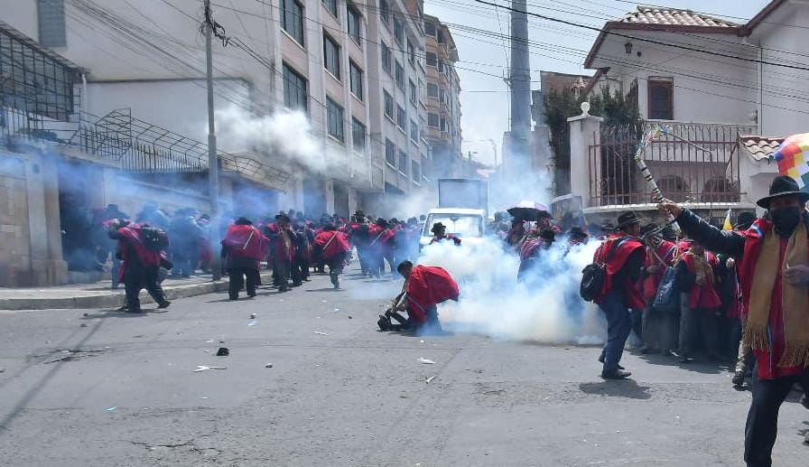 Ponchos rojos marchan por el centro paceño e intentan tomar sede, la Policía los gasifica 