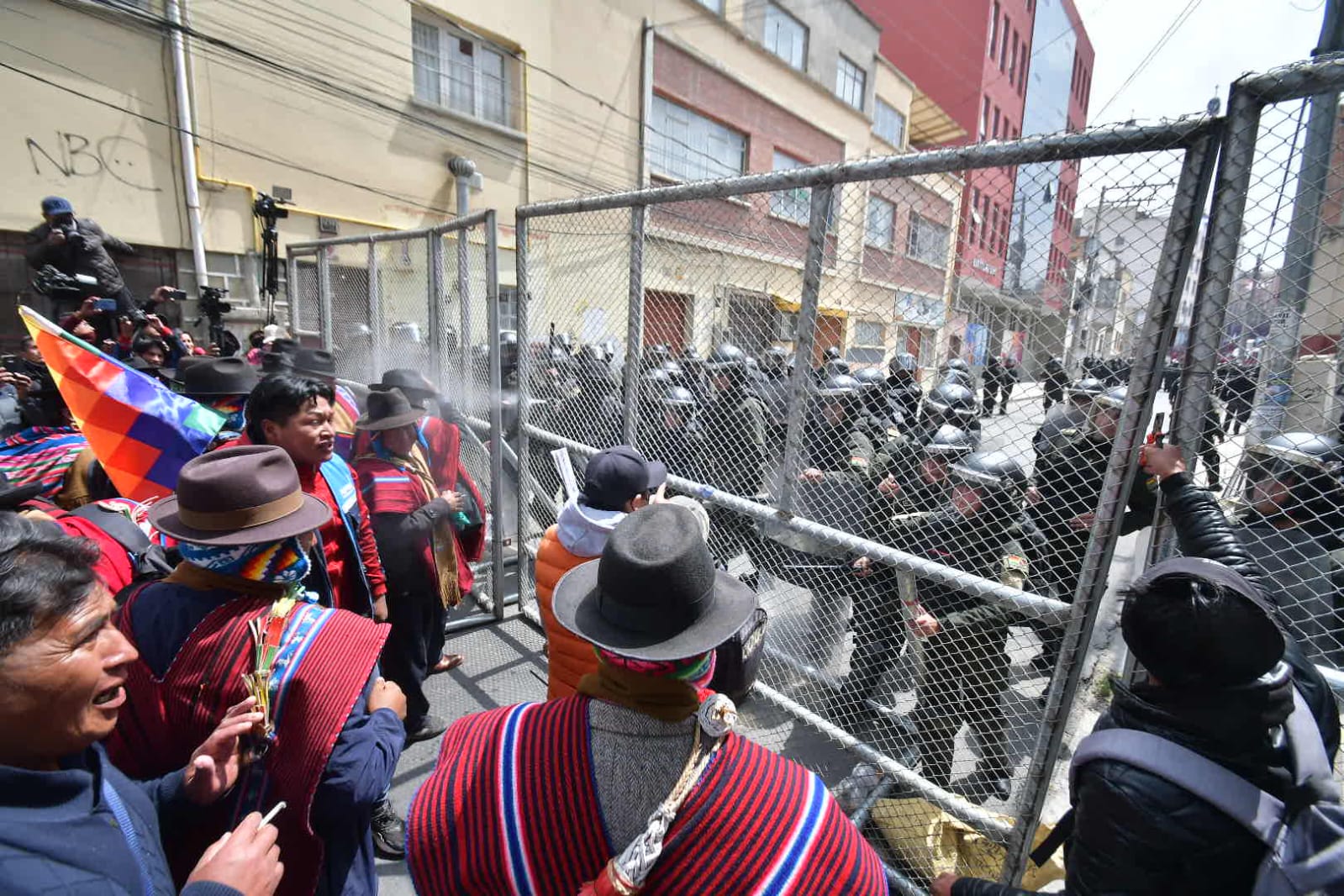 Ponchos rojos marchan por el centro paceño e intentan tomar sede, la Policía los gasifica 