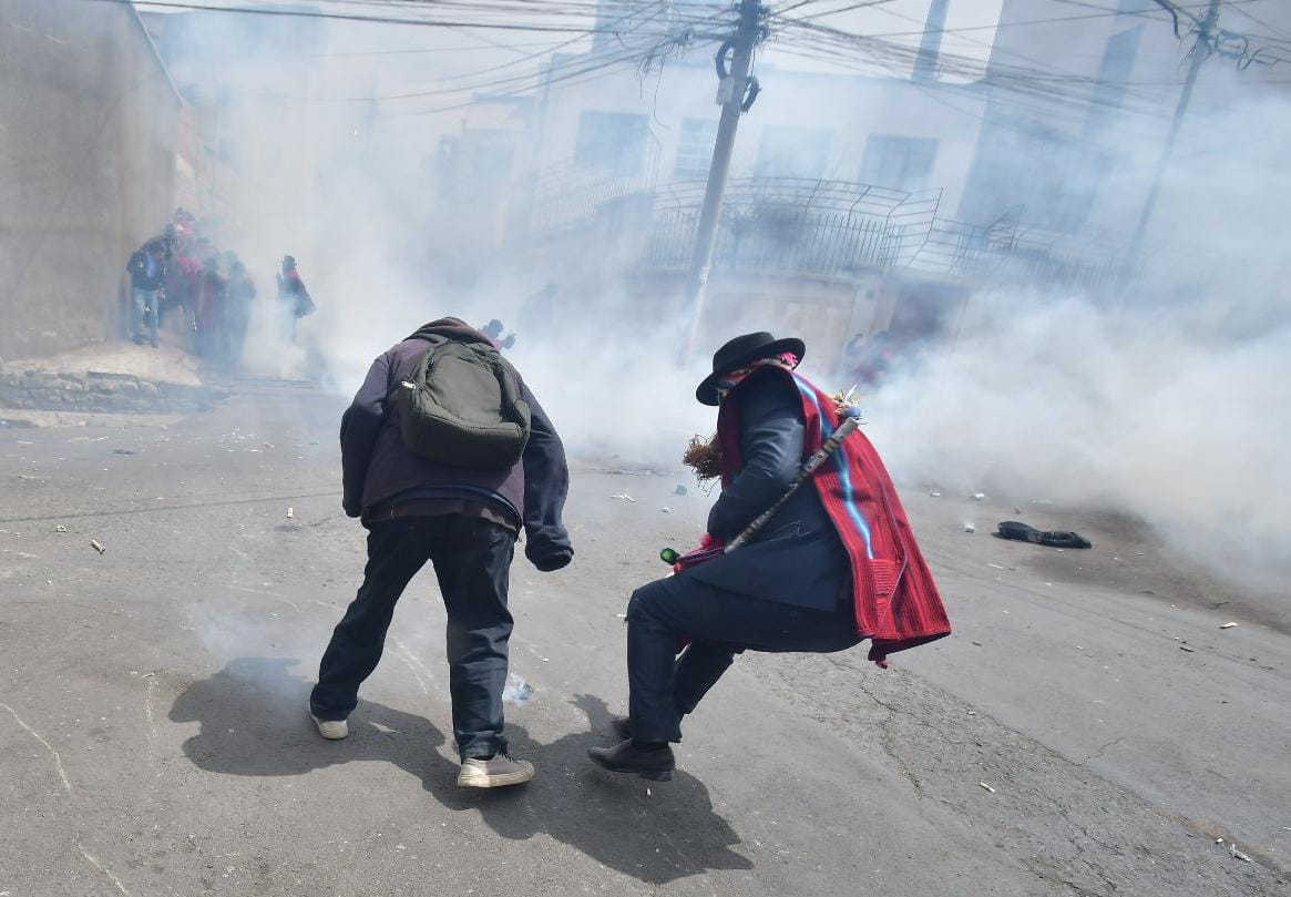 Ponchos rojos marchan por el centro paceño e intentan tomar sede, la Policía los gasifica 