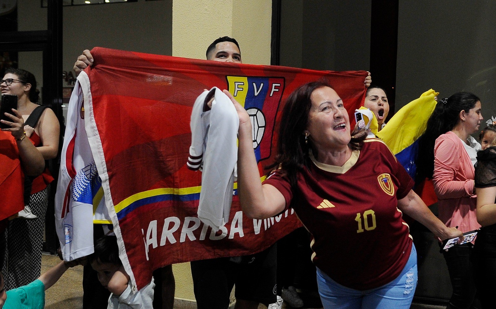 Venezolanos dan la bienvenida y arropan a su selección en Santa Cruz