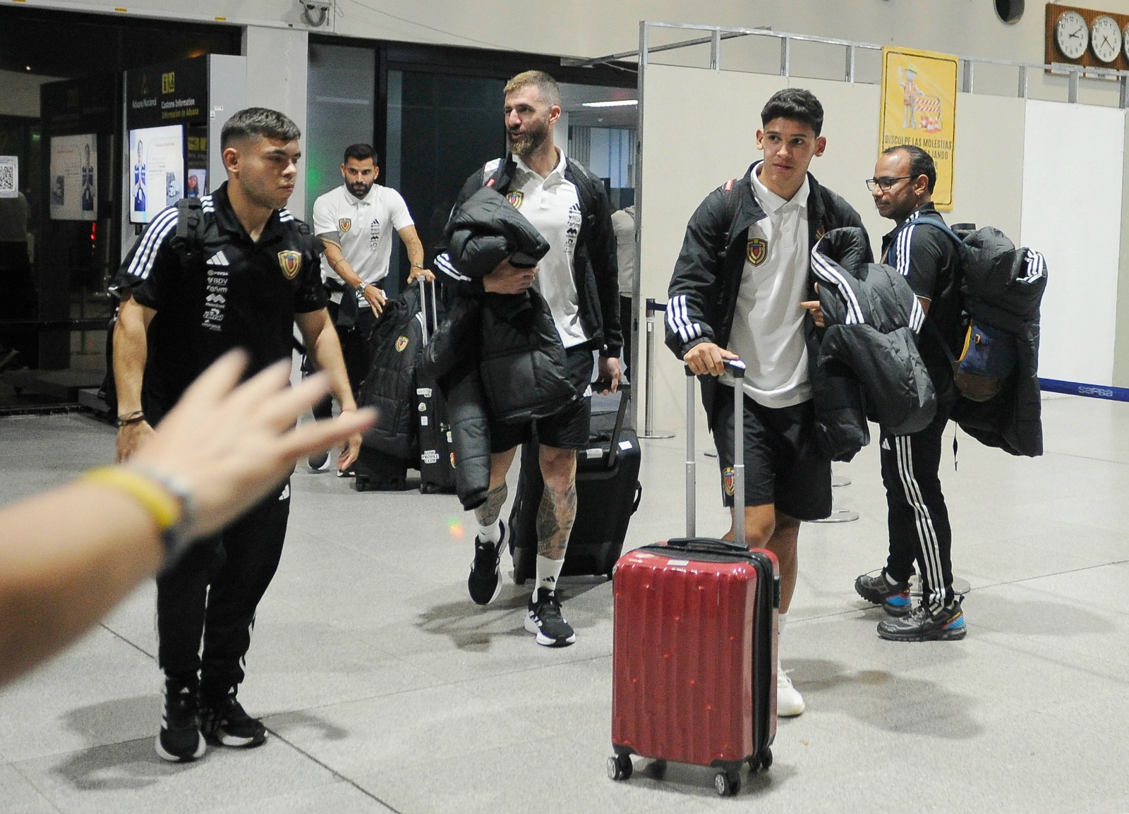 Venezolanos dan la bienvenida y arropan a su selección en Santa Cruz