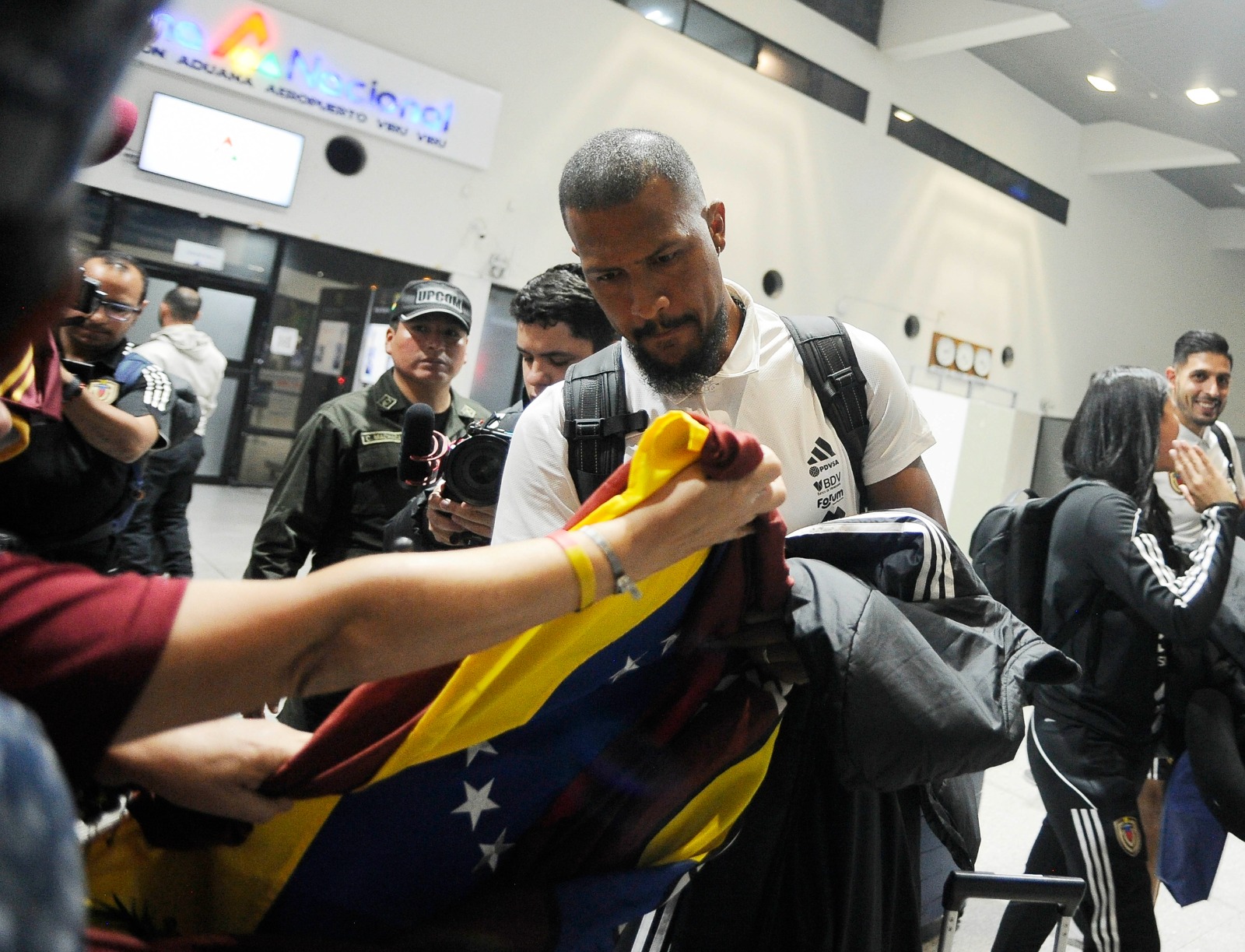 Venezolanos dan la bienvenida y arropan a su selección en Santa Cruz