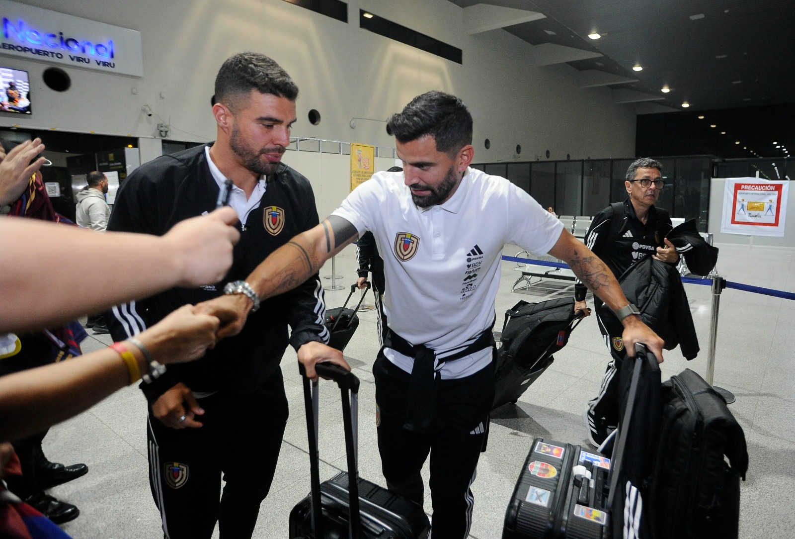 Venezolanos dan la bienvenida y arropan a su selección en Santa Cruz