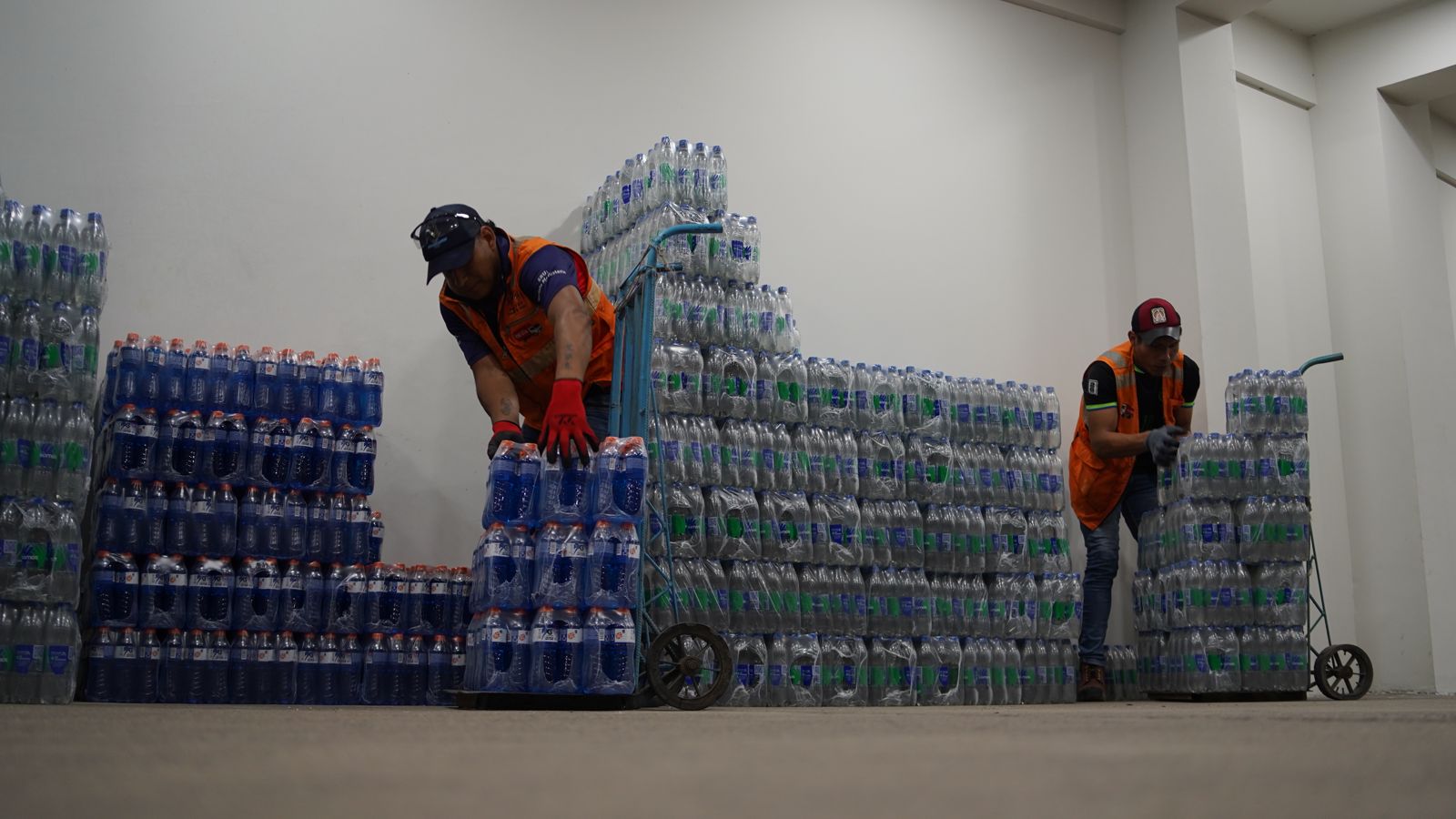 CBN continúa apoyando en la lucha contra incendios donando más de 30 mil botellas de productos hidratantes para bomberos y afectados