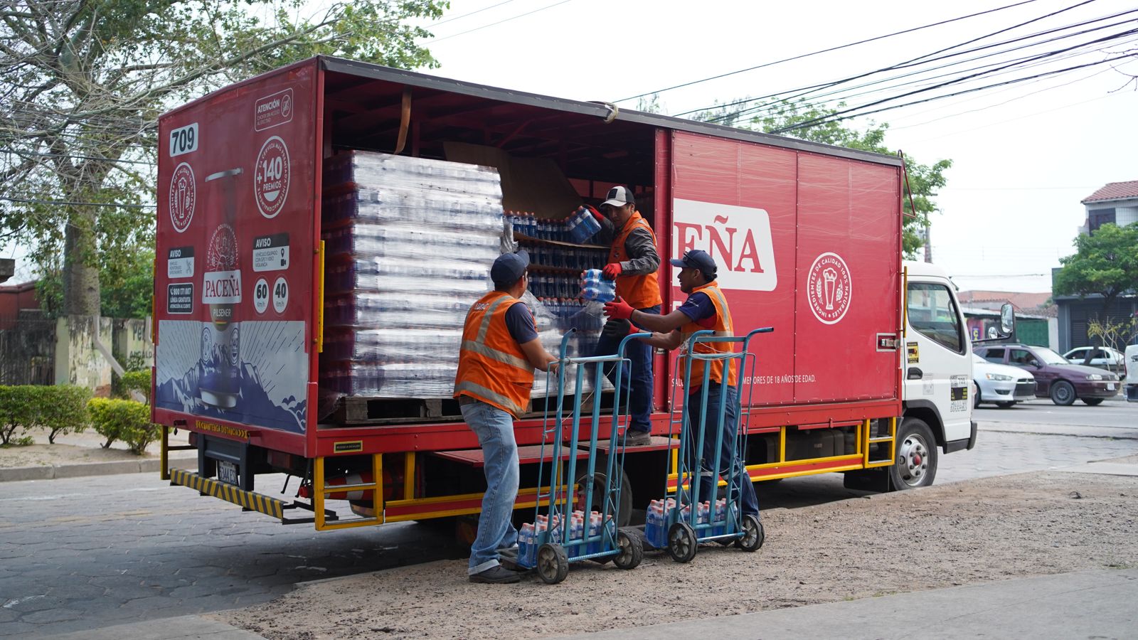 CBN continúa apoyando en la lucha contra incendios donando más de 30 mil botellas de productos hidratantes para bomberos y afectados