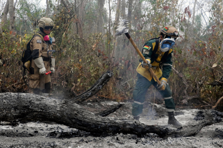 Bomberos bolivianos trabajan codo a codo con expertos chilenos para sofocar los incendios