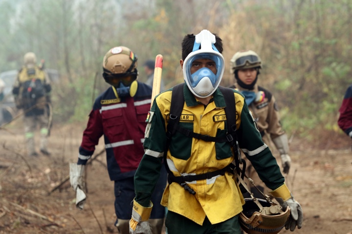 Bomberos bolivianos trabajan codo a codo con expertos chilenos para sofocar los incendios