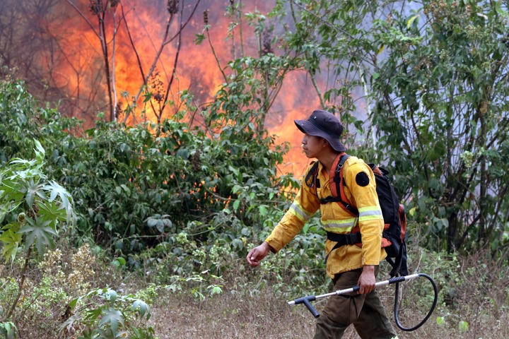 Comunidades enteras evacuan ante el peligro de los incendios en el este de Bolivia