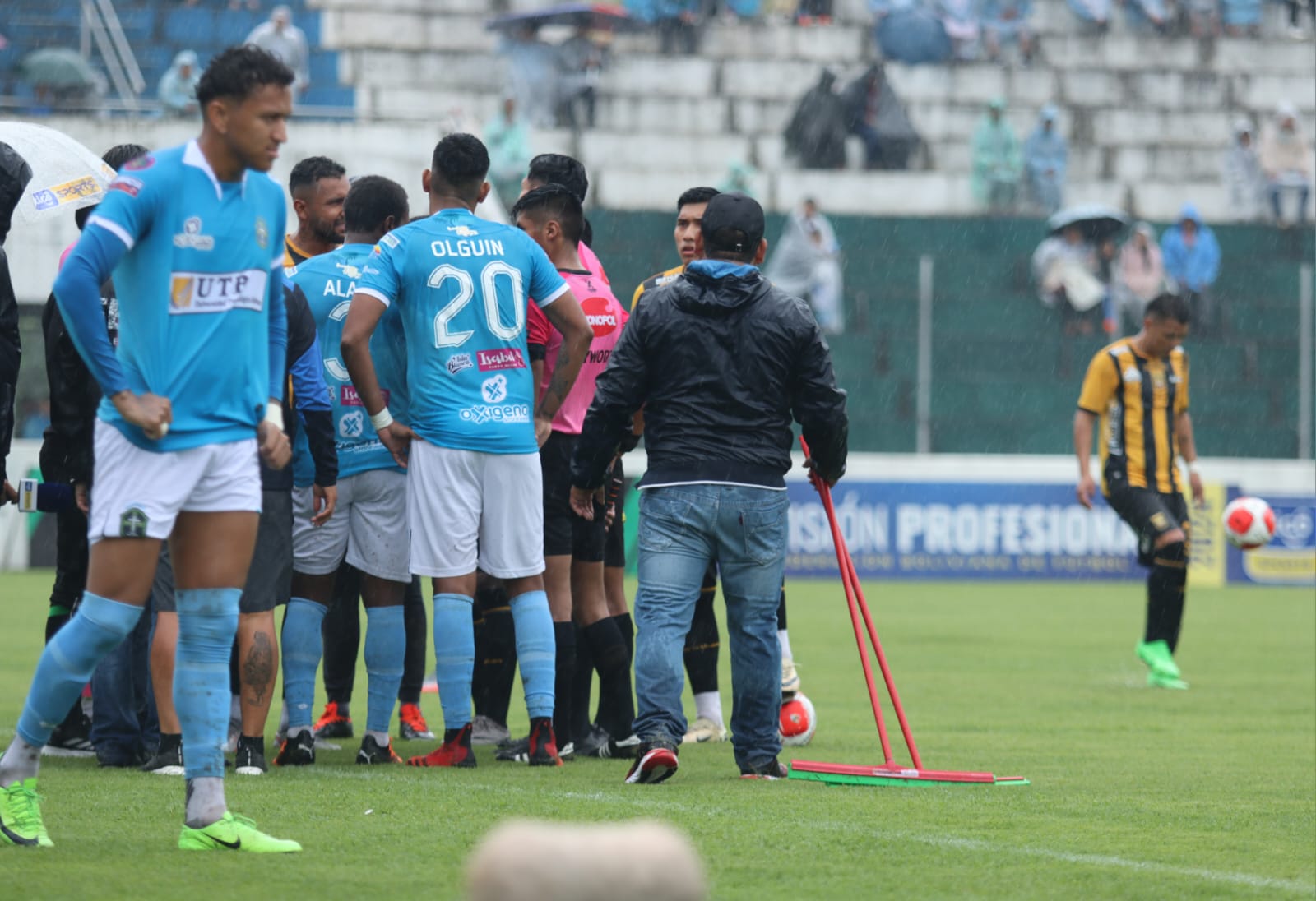 La lluvia casi provoca la suspensión de San Antonio vs. The Strongest