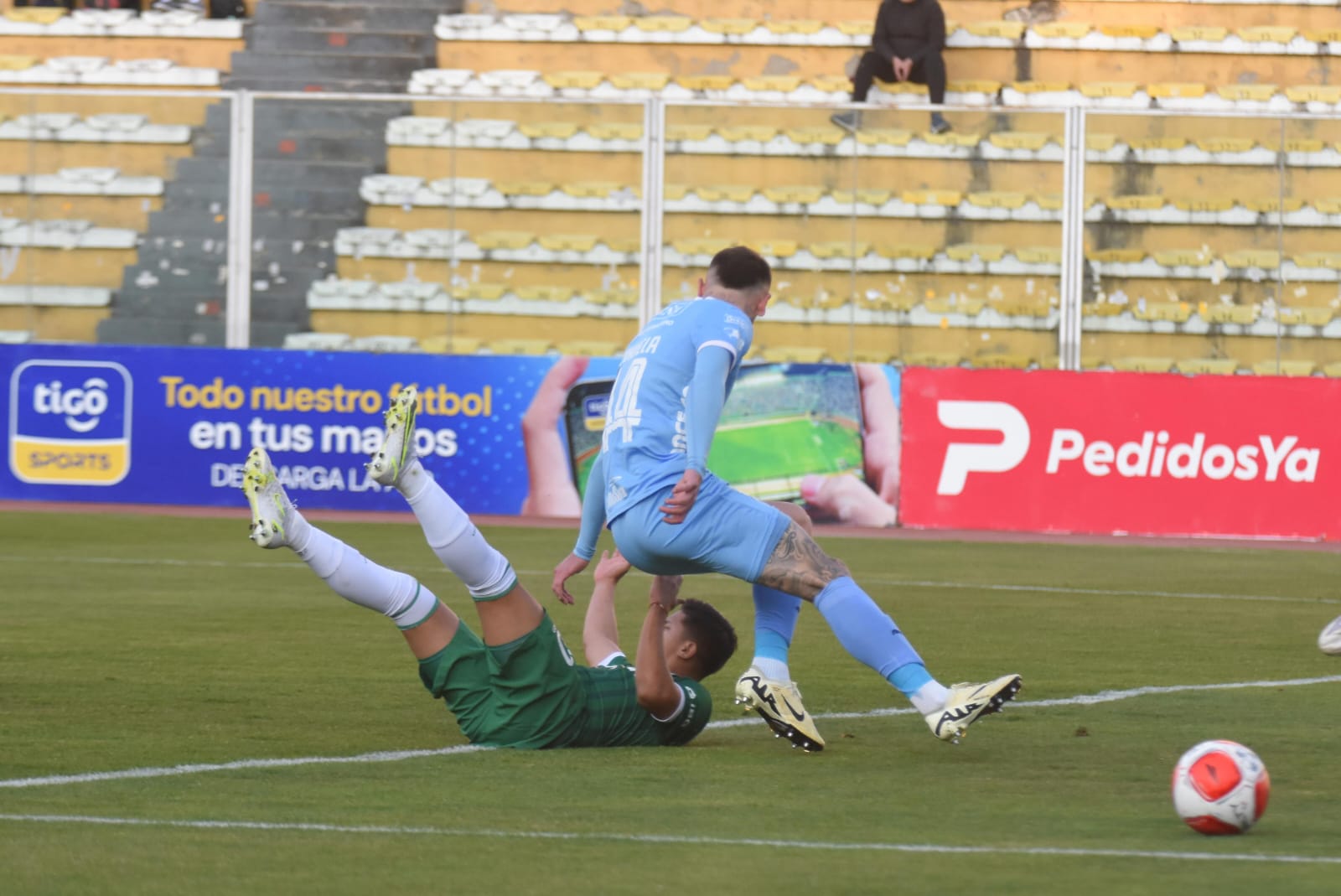 Bolívar vs. Oriente: por solidaridad con un rival, Gilbert Álvarez falla un penal