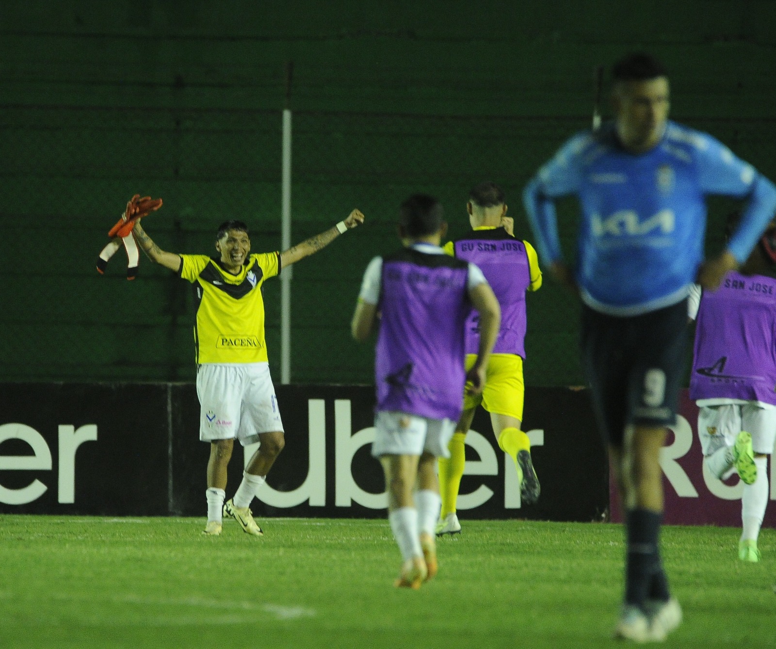 Espectacular: improvisado como golero, Sánchez tapa un penal y GV vence a Blooming