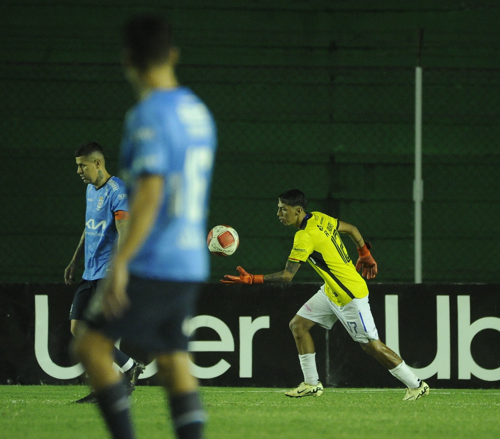 Espectacular: improvisado como golero, Sánchez tapa un penal y GV vence a Blooming